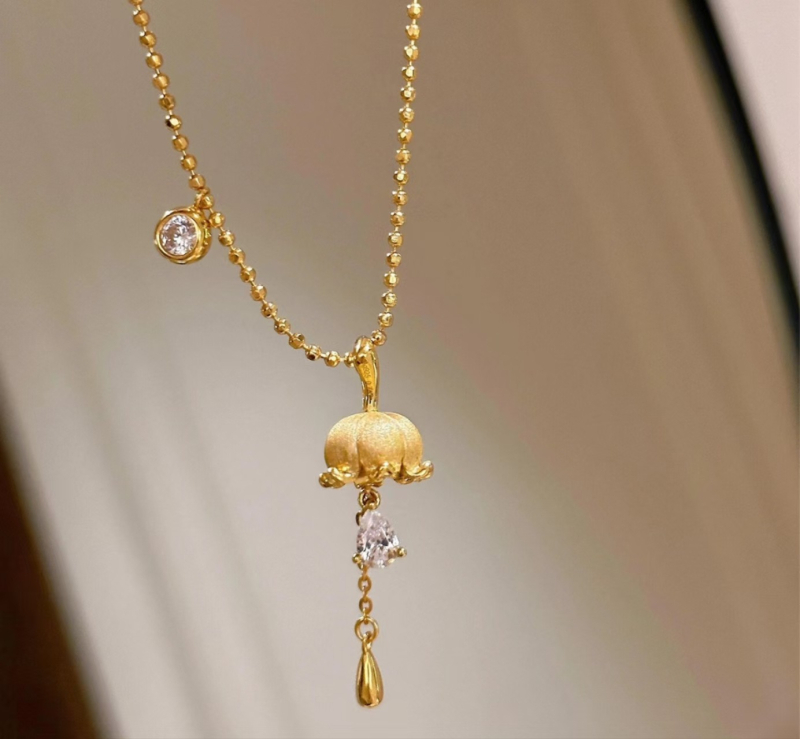 Nyaklánc környezetbarát rézből, vízcsepp alakú medál, geometriai forma, elektroplattázott bevonat, szabályos lánc