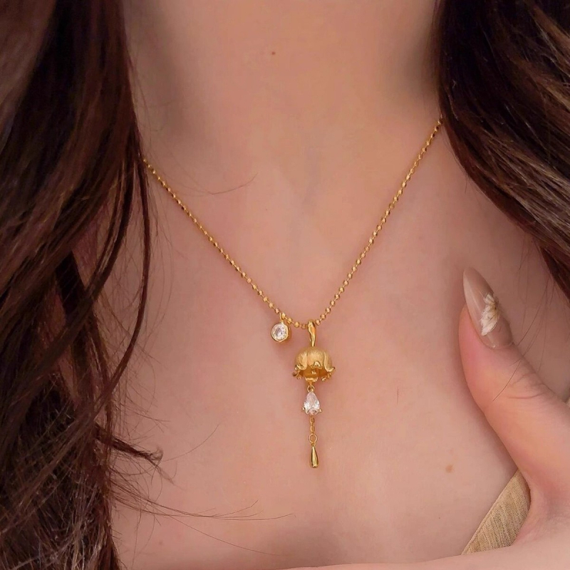 Nyaklánc környezetbarát rézből, vízcsepp alakú medál, geometriai forma, elektroplattázott bevonat, szabályos lánc