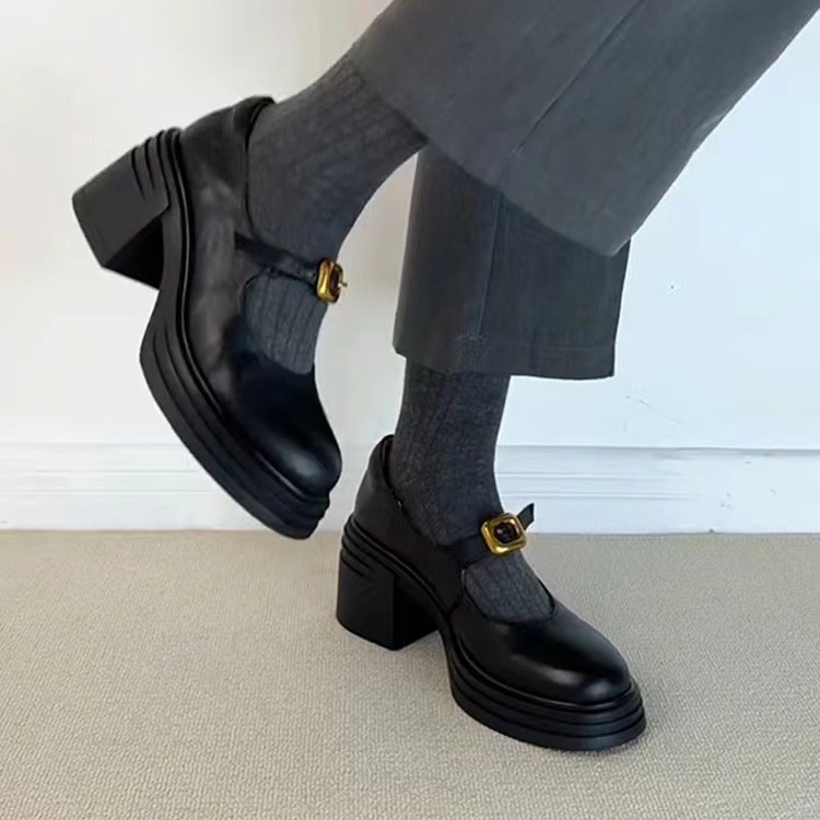 Loafers – vintage stil, gornji dio od dvostruke teleće kože, okrugli vrh, dubok otvor, debeli potplat (3–5 cm), gumena potplat, uložak od umjetne kože, jesen 2024