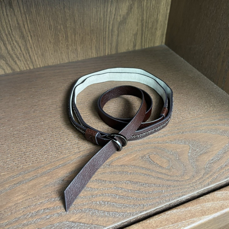 Tehénbőr öv csattal — Anyag: Tehénbőr; Csatt anyaga: Egyéb; Zárás: Csatt; Szezon: Nyár 2024