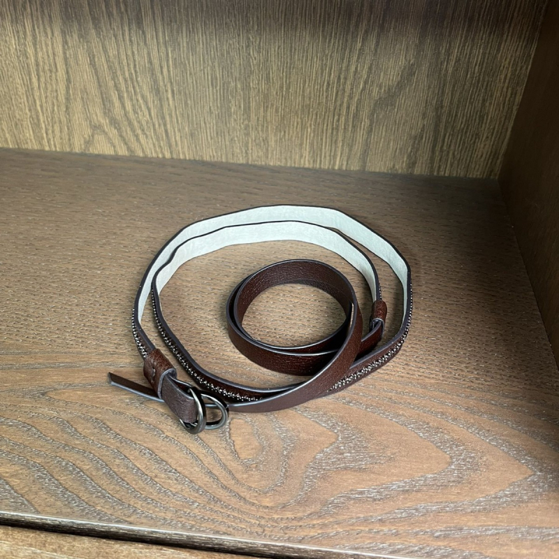 Tehénbőr öv csattal — Anyag: Tehénbőr; Csatt anyaga: Egyéb; Zárás: Csatt; Szezon: Nyár 2024