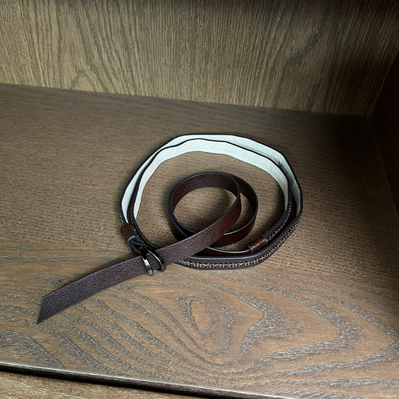 Tehénbőr öv csattal — Anyag: Tehénbőr; Csatt anyaga: Egyéb; Zárás: Csatt; Szezon: Nyár 2024