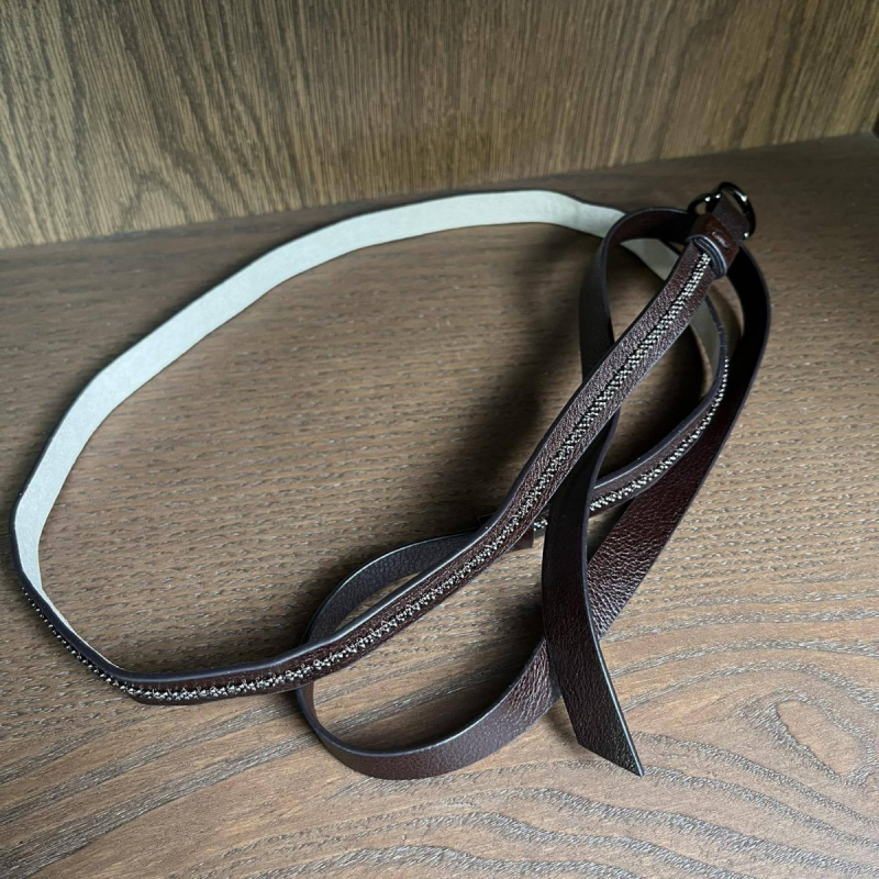 Tehénbőr öv csattal — Anyag: Tehénbőr; Csatt anyaga: Egyéb; Zárás: Csatt; Szezon: Nyár 2024