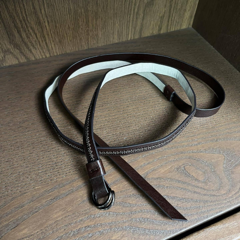 Tehénbőr öv csattal — Anyag: Tehénbőr; Csatt anyaga: Egyéb; Zárás: Csatt; Szezon: Nyár 2024