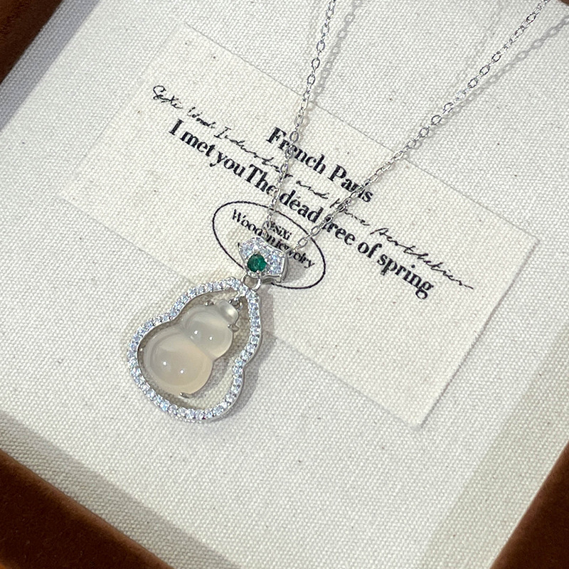 925 ezüst nyaklánc, medál 925 ezüstből, O-alakú lánccal, hossza 41–50 cm, tömege 2,8 g, vintage stílus