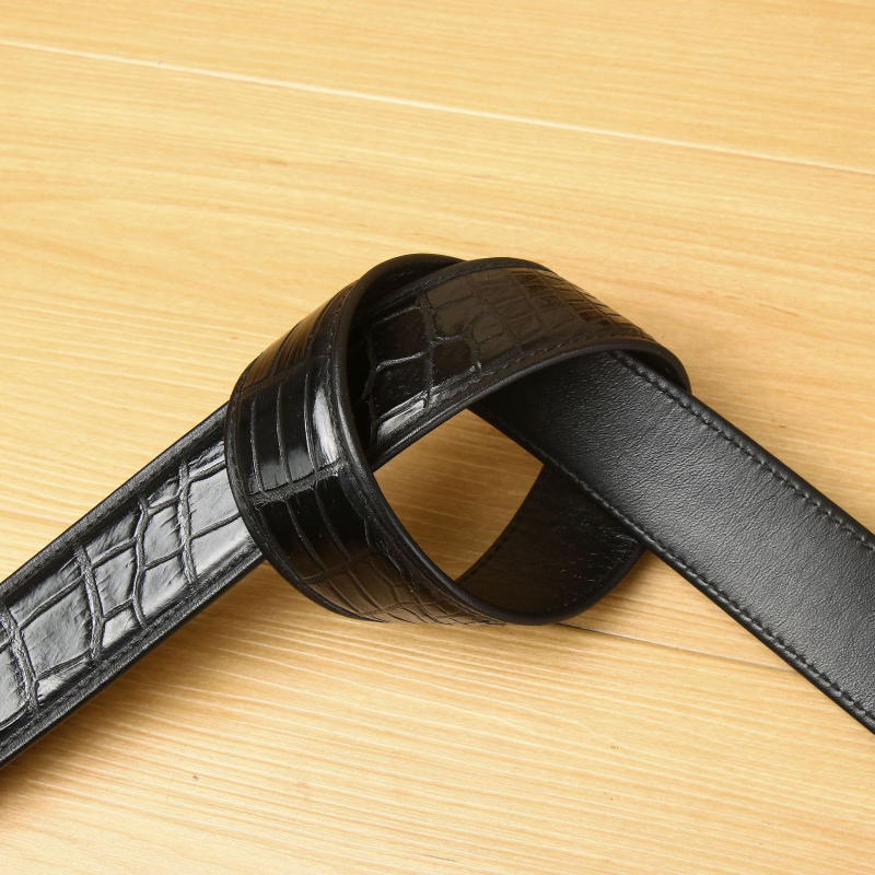 Férfi bőrből készült öv, embossolt krokodilhas mintával, első réteg marhabőr, réz csat, sima zárás