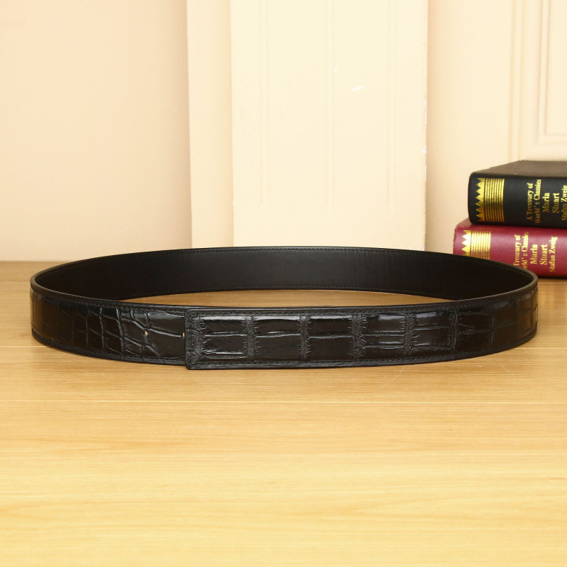 Férfi bőrből készült öv, embossolt krokodilhas mintával, első réteg marhabőr, réz csat, sima zárás