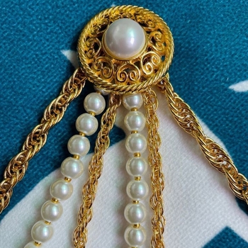 Fém deréklánc Barokk gyöngyökkel, többsoros lánc, kör medállal, univerzális stílus