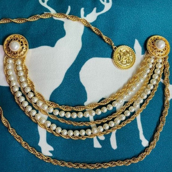 Fém deréklánc Barokk gyöngyökkel, többsoros lánc, kör medállal, univerzális stílus