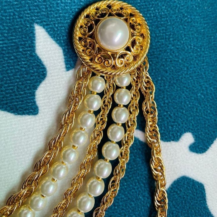 Fém deréklánc Barokk gyöngyökkel, többsoros lánc, kör medállal, univerzális stílus