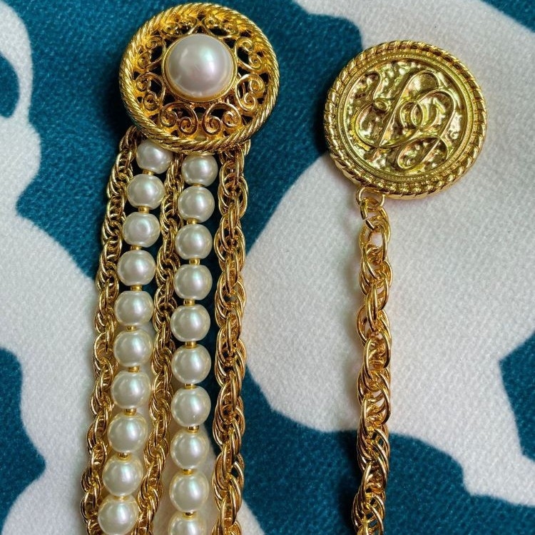 Fém deréklánc Barokk gyöngyökkel, többsoros lánc, kör medállal, univerzális stílus