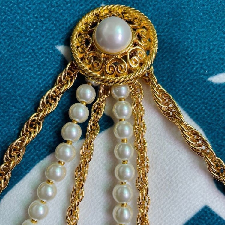 Fém deréklánc Barokk gyöngyökkel, többsoros lánc, kör medállal, univerzális stílus