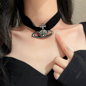 Szaturnusz medálos nyaklánc, selyem lánccal, gyémánt megmunkálás, medál ötvözetből, kerület 41-50 cm, tömeg 19 g