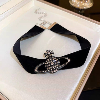 Szaturnusz medálos nyaklánc, selyem lánccal, gyémánt megmunkálás, medál ötvözetből, kerület 41-50 cm, tömeg 19 g