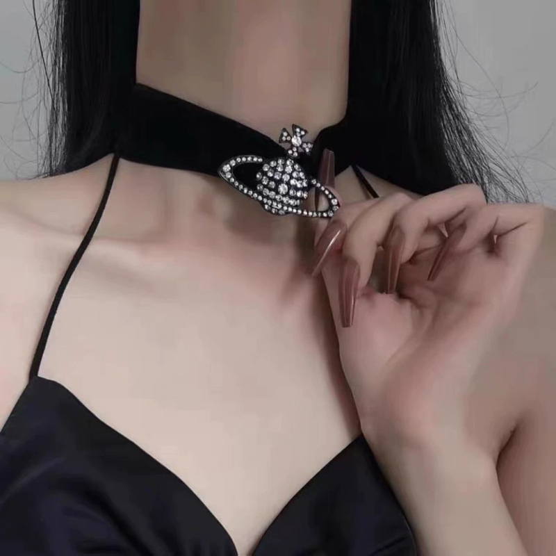 Szaturnusz medálos nyaklánc, selyem lánccal, gyémánt megmunkálás, medál ötvözetből, kerület 41-50 cm, tömeg 19 g