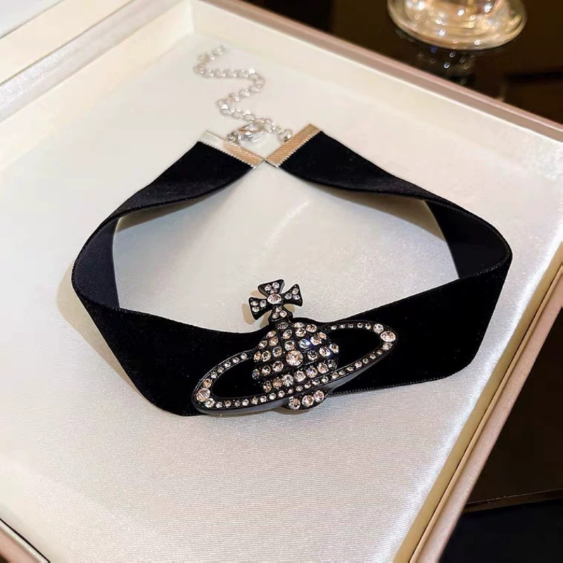 Szaturnusz medálos nyaklánc, selyem lánccal, gyémánt megmunkálás, medál ötvözetből, kerület 41-50 cm, tömeg 19 g