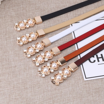 Női állítható marhabőr öv gyöngyös virág díszítéssel, vékony szélesség (<2 cm), két réteg marhabőr, ötvözet csattal, kampó zárás