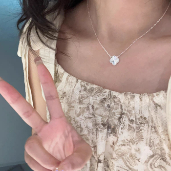 Rézből készült négylevelű lóhere nyaklánc geometriái medállal, kulcscsont alatti lánccal, édes stílus, 2025 tavasz kiadás