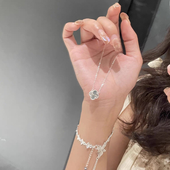 Rézből készült négylevelű lóhere nyaklánc geometriái medállal, kulcscsont alatti lánccal, édes stílus, 2025 tavasz kiadás