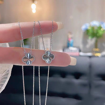 Rézből készült négylevelű lóhere nyaklánc geometriái medállal, kulcscsont alatti lánccal, édes stílus, 2025 tavasz kiadás