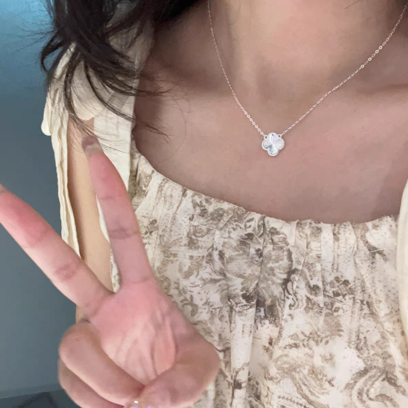 Rézből készült négylevelű lóhere nyaklánc geometriái medállal, kulcscsont alatti lánccal, édes stílus, 2025 tavasz kiadás