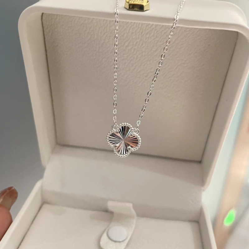 Rézből készült négylevelű lóhere nyaklánc geometriái medállal, kulcscsont alatti lánccal, édes stílus, 2025 tavasz kiadás