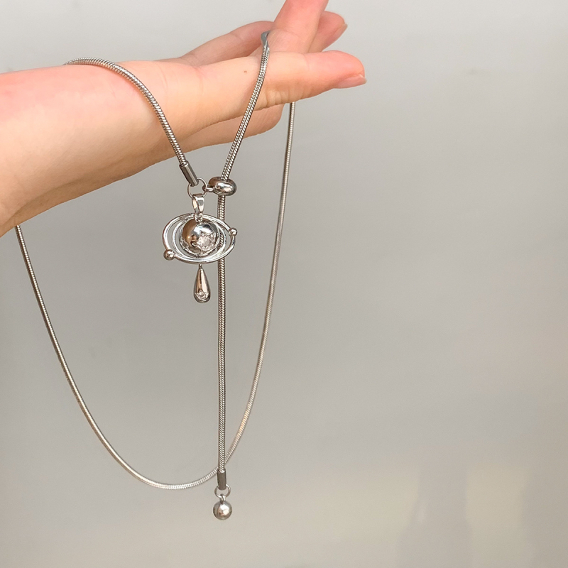 Κολιέ με έμπνευση από τον Κρόνο, γεωμετρικό σχέδιο, χειροποίητο, χαλκός με μενταγιόν από κράμα, INS στυλ, άνοιξη 2025