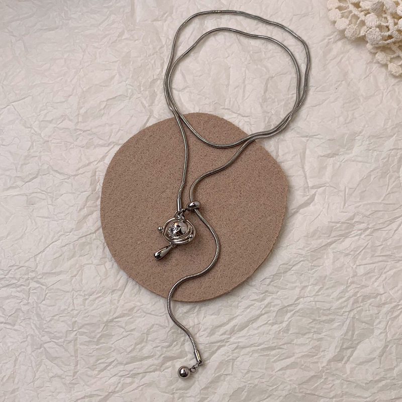 Κολιέ με έμπνευση από τον Κρόνο, γεωμετρικό σχέδιο, χειροποίητο, χαλκός με μενταγιόν από κράμα, INS στυλ, άνοιξη 2025