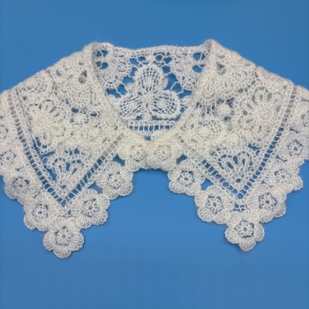 Ψεύτικος γιακά με μηχανική κεντημένη διακόσμηση φλοράλ με διάτρητο σχέδιο — υλικό πολυεστέρα-μαλλί, κατάλληλος για παλτά, πουλόβερ και φορέματα, μάρκα hs