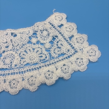 Ψεύτικος γιακά με μηχανική κεντημένη διακόσμηση φλοράλ με διάτρητο σχέδιο — υλικό πολυεστέρα-μαλλί, κατάλληλος για παλτά, πουλόβερ και φορέματα, μάρκα hs