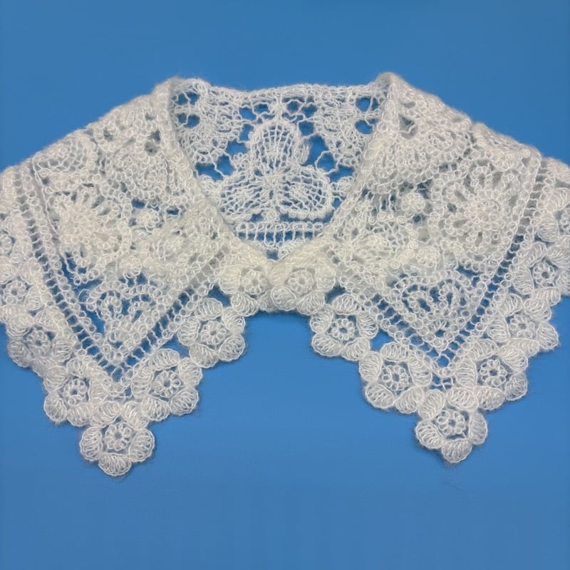 Ψεύτικος γιακά με μηχανική κεντημένη διακόσμηση φλοράλ με διάτρητο σχέδιο — υλικό πολυεστέρα-μαλλί, κατάλληλος για παλτά, πουλόβερ και φορέματα, μάρκα hs