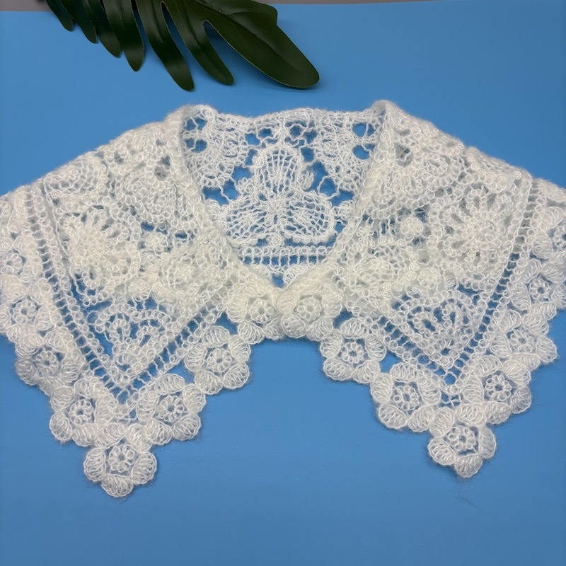 Ψεύτικος γιακά με μηχανική κεντημένη διακόσμηση φλοράλ με διάτρητο σχέδιο — υλικό πολυεστέρα-μαλλί, κατάλληλος για παλτά, πουλόβερ και φορέματα, μάρκα hs