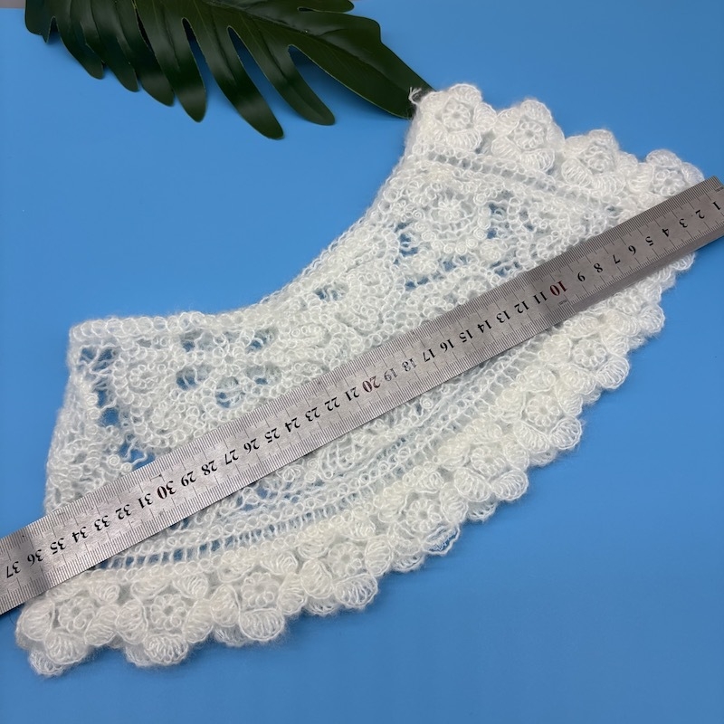 Ψεύτικος γιακά με μηχανική κεντημένη διακόσμηση φλοράλ με διάτρητο σχέδιο — υλικό πολυεστέρα-μαλλί, κατάλληλος για παλτά, πουλόβερ και φορέματα, μάρκα hs