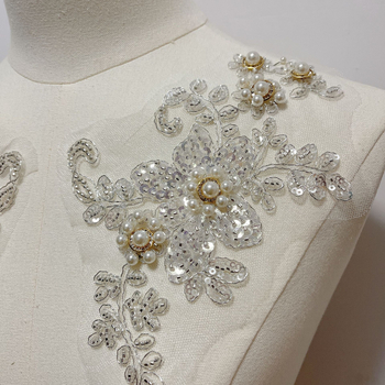 3D virágos gyöngyös applikáció hálós csipkére (Anyag: fémdrót; Felhasználás: női ruházat, fejfedők, ruhák, menyasszonyi ruhák, DIY kézművesség)