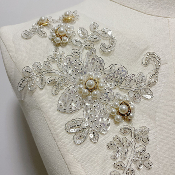 3D virágos gyöngyös applikáció hálós csipkére (Anyag: fémdrót; Felhasználás: női ruházat, fejfedők, ruhák, menyasszonyi ruhák, DIY kézművesség)