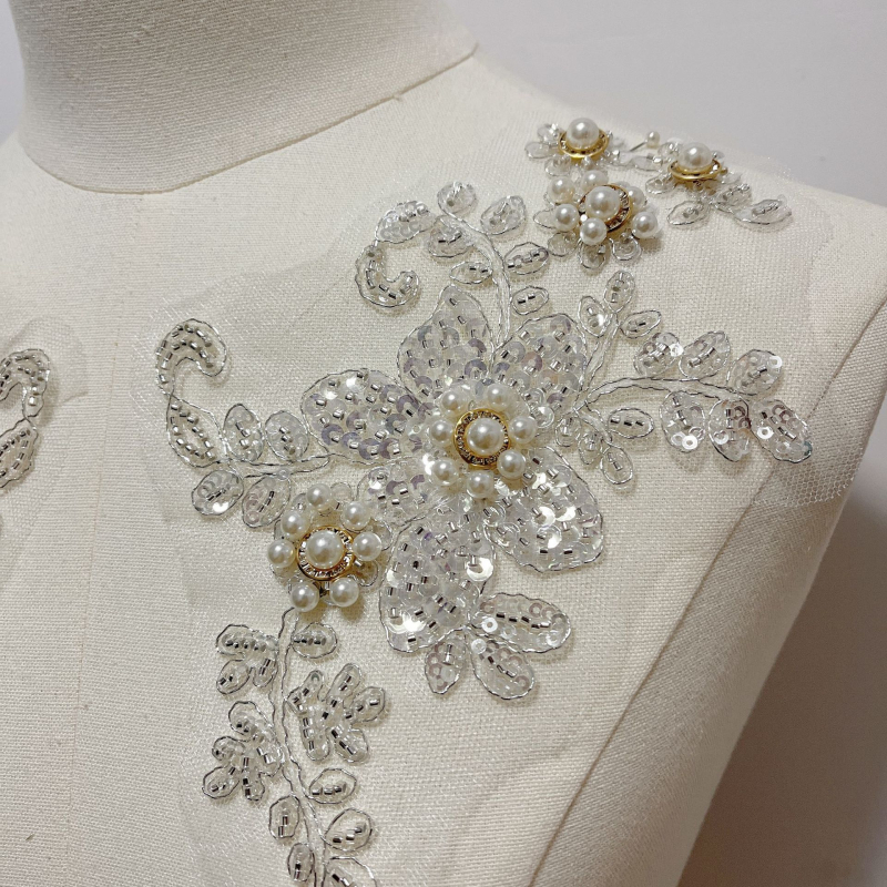 3D virágos gyöngyös applikáció hálós csipkére (Anyag: fémdrót; Felhasználás: női ruházat, fejfedők, ruhák, menyasszonyi ruhák, DIY kézművesség)