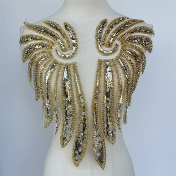 Hálós nyakdísz – Kézi hímzésű gyöngyös applikáció üveggyöngyökkel és viszkózzal (Anyagok: üveg gyöngyök, viszkóz, háló)