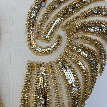 Hálós nyakdísz – Kézi hímzésű gyöngyös applikáció üveggyöngyökkel és viszkózzal (Anyagok: üveg gyöngyök, viszkóz, háló)