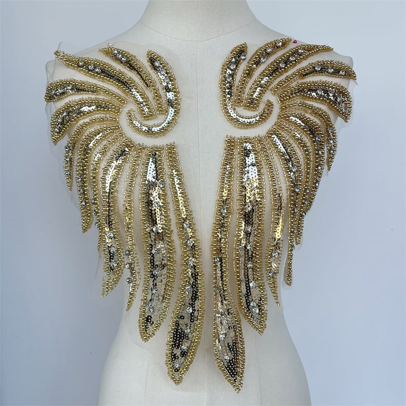 Hálós nyakdísz – Kézi hímzésű gyöngyös applikáció üveggyöngyökkel és viszkózzal (Anyagok: üveg gyöngyök, viszkóz, háló)