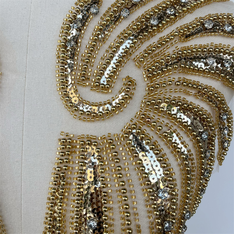 Hálós nyakdísz – Kézi hímzésű gyöngyös applikáció üveggyöngyökkel és viszkózzal (Anyagok: üveg gyöngyök, viszkóz, háló)