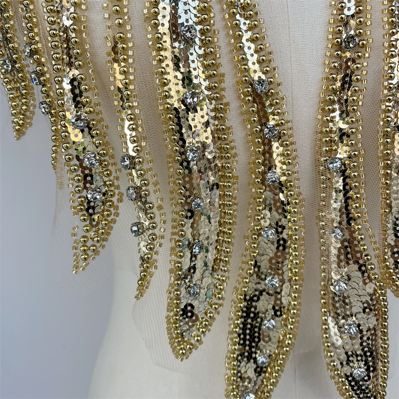 Hálós nyakdísz – Kézi hímzésű gyöngyös applikáció üveggyöngyökkel és viszkózzal (Anyagok: üveg gyöngyök, viszkóz, háló)