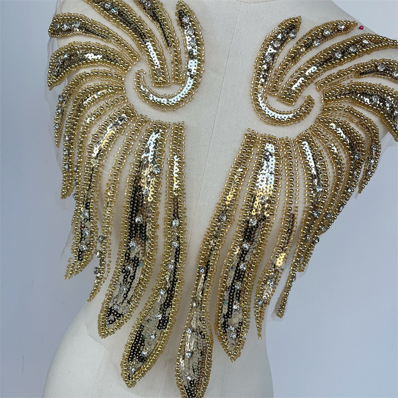 Hálós nyakdísz – Kézi hímzésű gyöngyös applikáció üveggyöngyökkel és viszkózzal (Anyagok: üveg gyöngyök, viszkóz, háló)