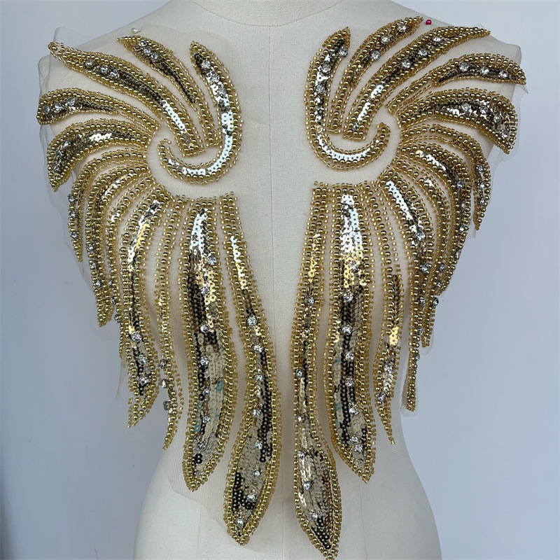 Hálós nyakdísz – Kézi hímzésű gyöngyös applikáció üveggyöngyökkel és viszkózzal (Anyagok: üveg gyöngyök, viszkóz, háló)