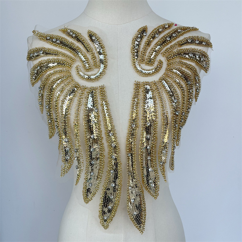 Hálós nyakdísz – Kézi hímzésű gyöngyös applikáció üveggyöngyökkel és viszkózzal (Anyagok: üveg gyöngyök, viszkóz, háló)