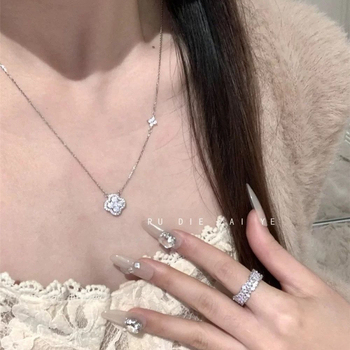 Vaskinis vėrinys su keturių lapų gėle, Japonijos ir Pietų Korėjos stilius, ruduo 2025