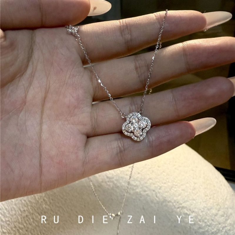 Vaskinis vėrinys su keturių lapų gėle, Japonijos ir Pietų Korėjos stilius, ruduo 2025