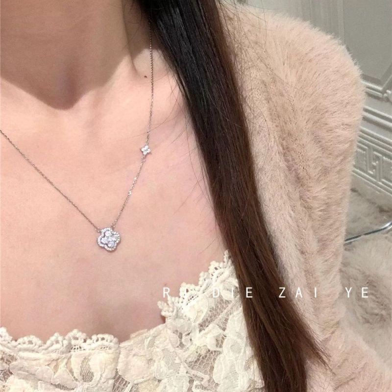 Vaskinis vėrinys su keturių lapų gėle, Japonijos ir Pietų Korėjos stilius, ruduo 2025