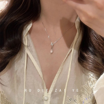 Vario karoliai kaklo linijai – retro stilius, 2025 m. vasaros išleidimas