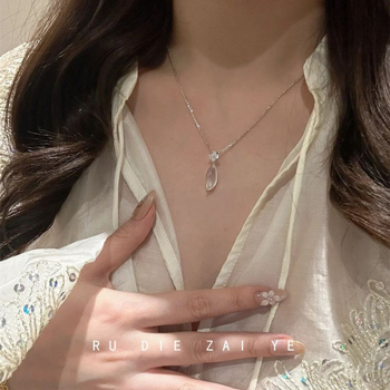 Vario karoliai kaklo linijai – retro stilius, 2025 m. vasaros išleidimas