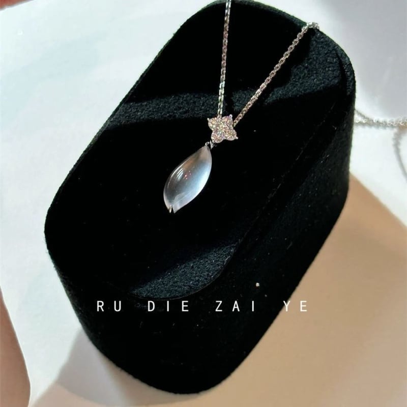 Vario karoliai kaklo linijai – retro stilius, 2025 m. vasaros išleidimas